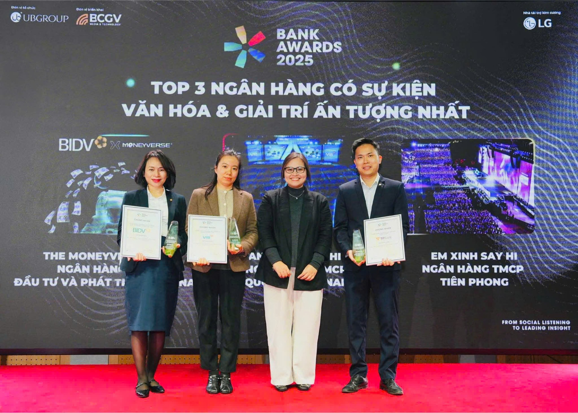 Bà Đào Bùi Kiều Linh - Phó Giám đốc Ban Truyền thông và Thương hiệu ngân hàng BIDV đại diện nhận kỷ niệm chương của BTC