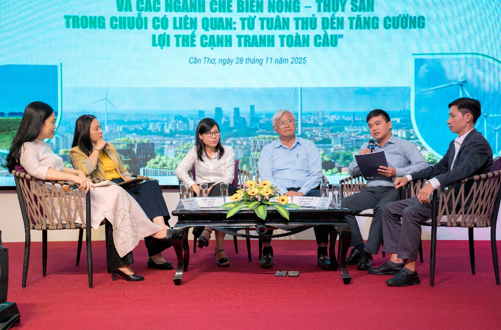 Ông Pham Hữu Tuyến (thứ hai từ phải sang), đại diện BSL, chia sẻ góc nhìn về giải pháp tài chính hỗ trợ doanh nghiệp chuyển đổi xanh tại hội thảo ngành chế biến thực phẩm – nông thủy sản.