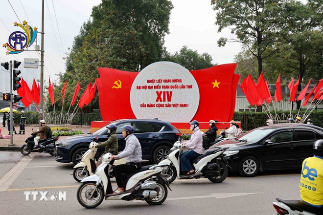 Các cụm mô hình biểu tượng hoa sen cách điệu cùng logo Đại hội lần thứ XIV của Đảng tại các nút giao thông trọng điểm và khu vực trung tâm Thủ đô. (Ảnh: Vũ Quang/TTXVN) ttxvn-chao-mung-dai-hoi-dang-xiv-3.jpg