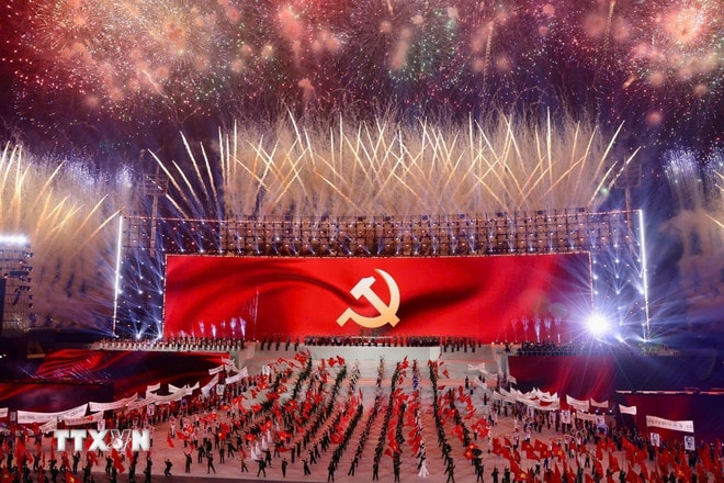 Màn trình diễn pháo hoa nghệ thuật đặc sắc quy mô lớn như bản hòa ca hùng tráng chào mừng thành công Đại hội đại biểu toàn quốc lần thứ XIV của Đảng, tối 23/1/2026. (Ảnh: TTXVN) ttxvn-thanh-lap-dang-2.jpg