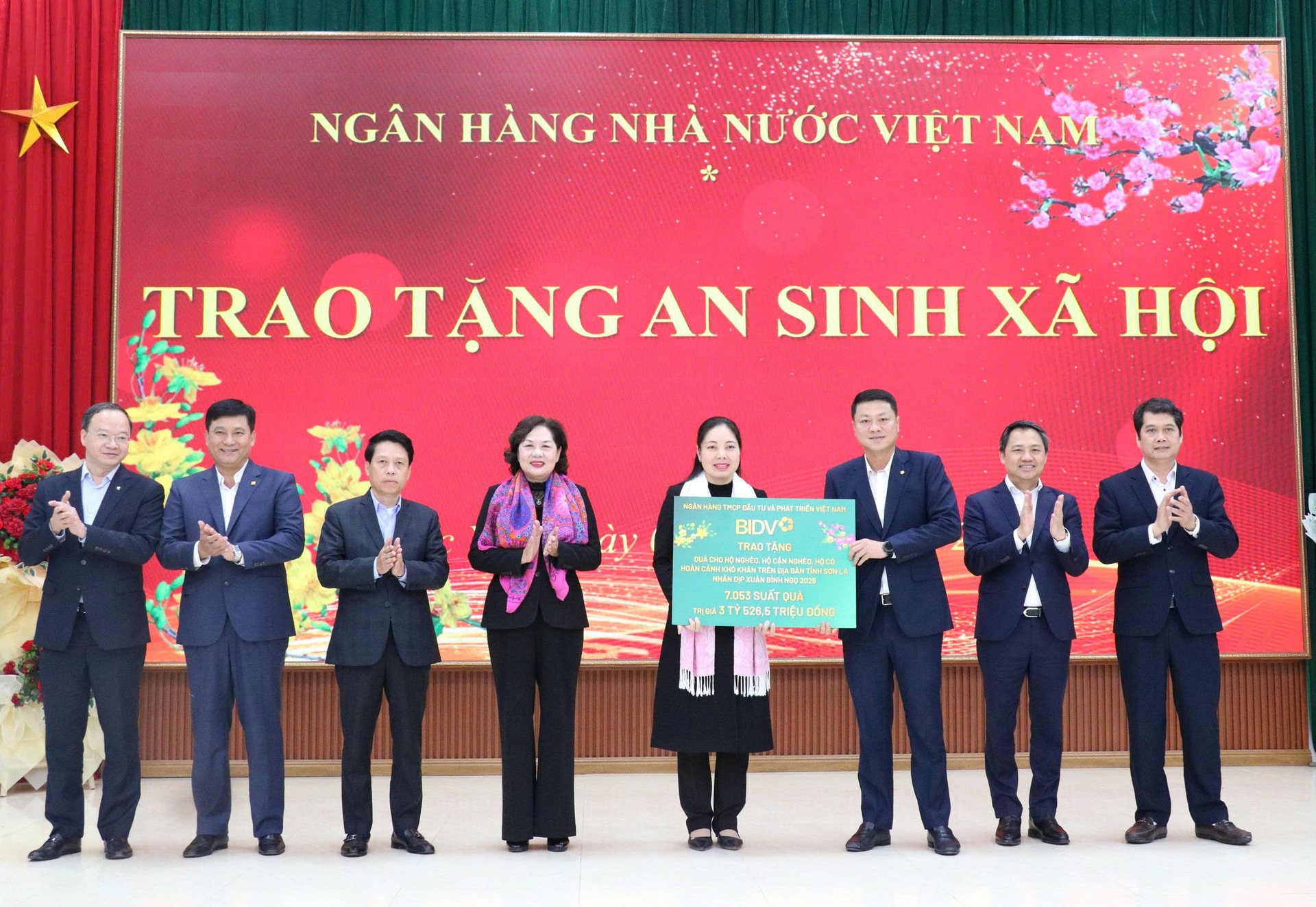 Đồng chí Lê Ngọc Lâm - Ủy viên HĐQT, Tổng Giám đốc BIDV đại diện BIDV trao tặng quà cho đại diện UB MTTQ Việt Nam tỉnh Sơn La