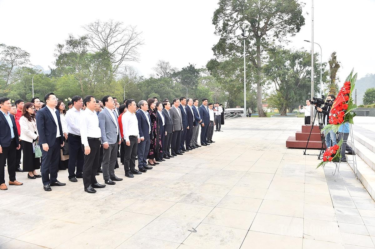 Đoàn đại biểu dâng hoa tại tượng đài Bác Ho ở Tân Trào