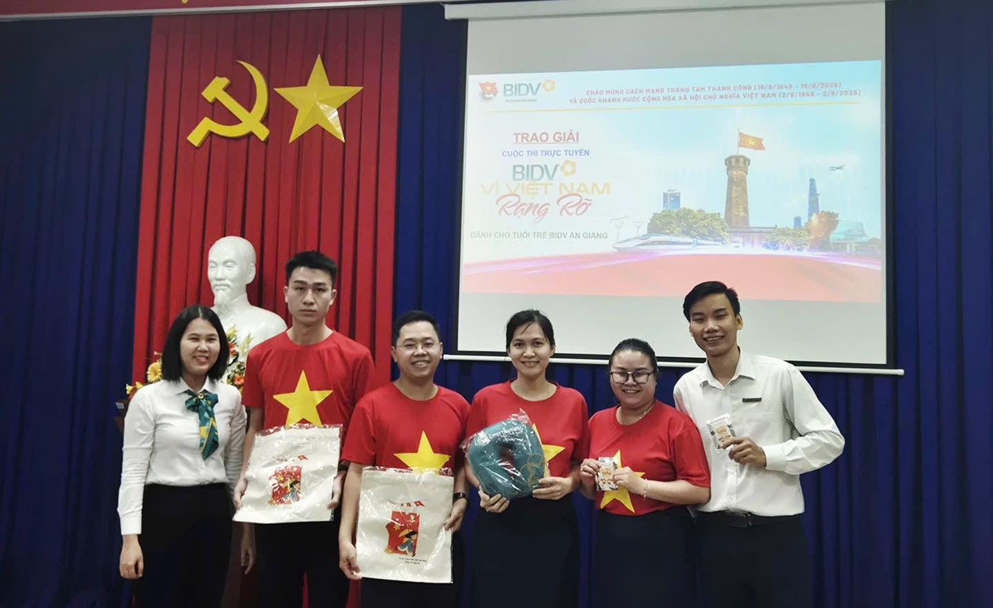 Chi nhánh An Giang tổ chức cuộc thi tìm hiểu lịch sử tại buổi sinh hoạt chi bộ