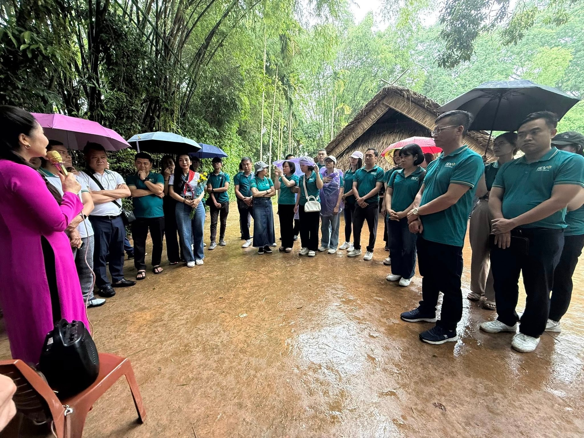 Đảng bộ BIDV Chi nhánh Hồng Hà tổ chức sinh hoạt chuyên đề tại Ngã ba Đồng Lộc và quê hương Chủ tịch Hồ Chí Minh 2