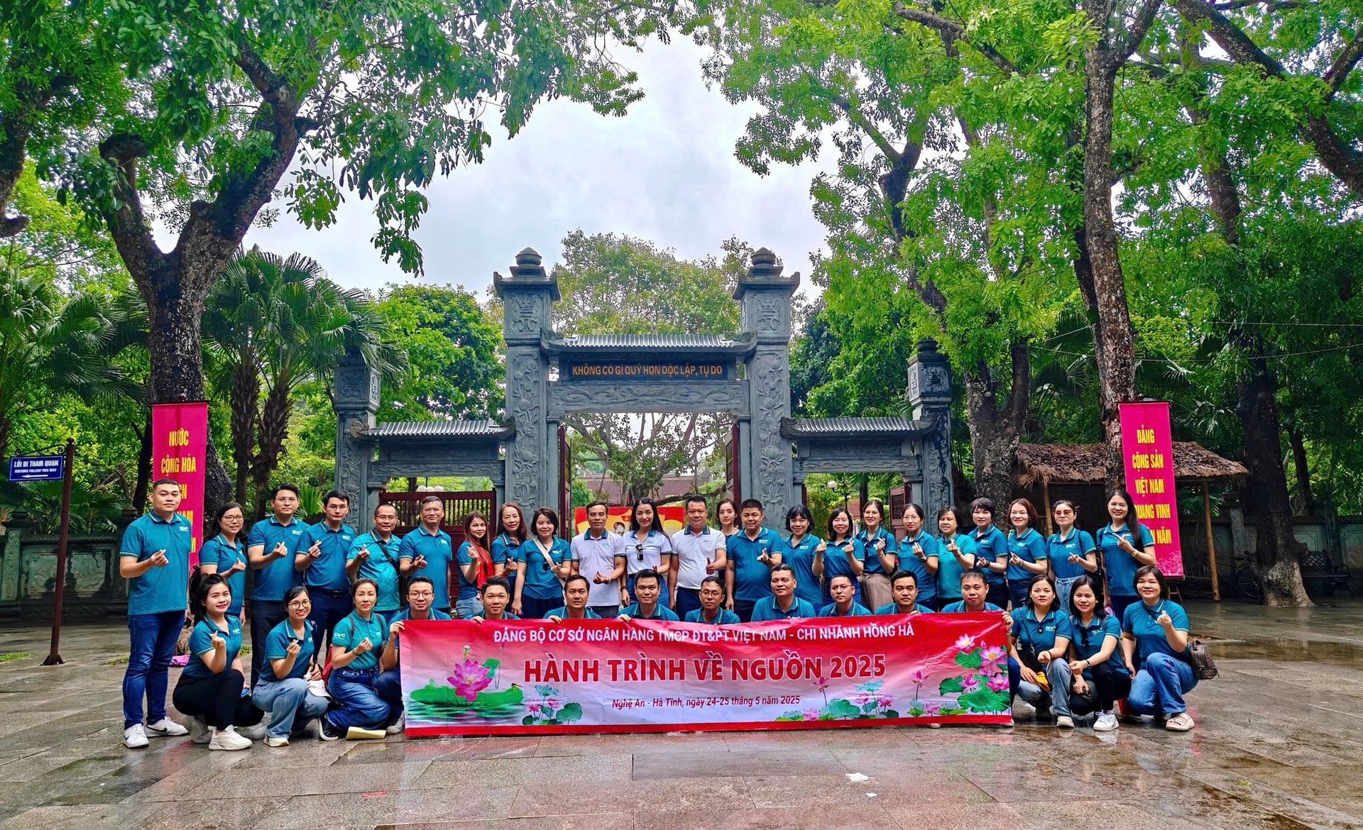 Đảng bộ BIDV Chi nhánh Hồng Hà tổ chức sinh hoạt chuyên đề tại Ngã ba Đồng Lộc và quê hương Chủ tịch Hồ Chí Minh