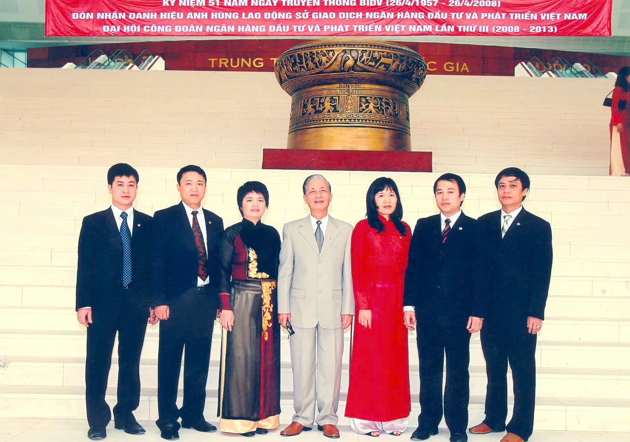 Ban giám đốc Sở Giao Dịch dịp Đón nhận danh hiệu Anh hùng Lao động - C