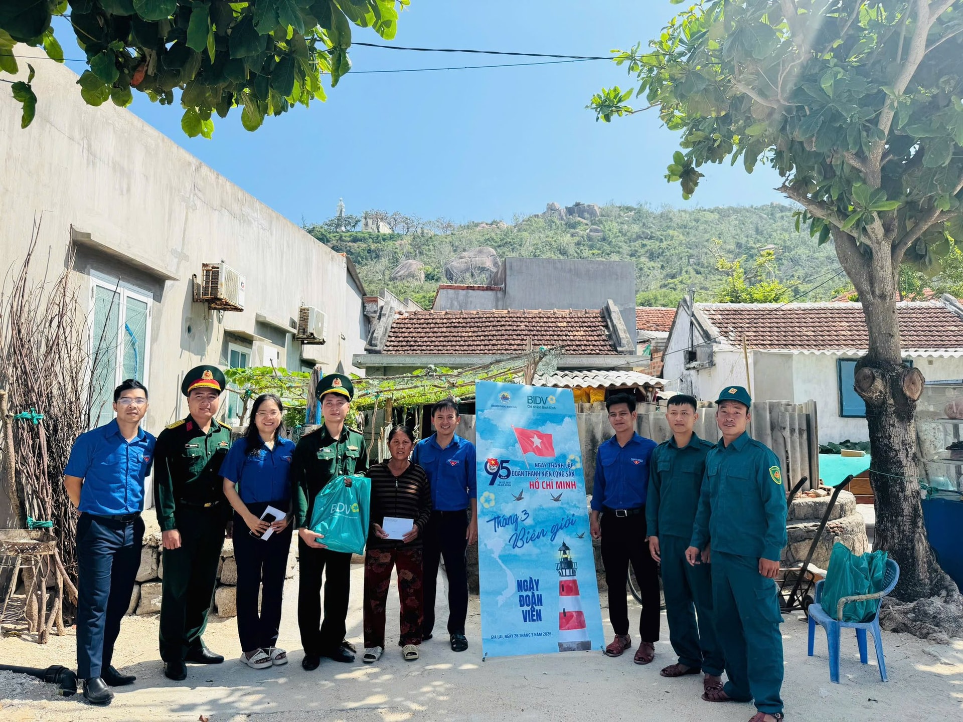 Chi nhánh Bình Định tổ chức nấu “Bữa cơm đoàn viên” và trao tặng quà tới các hộ gia đình có hoàn cảnh khó khăn trên địa bàn 2