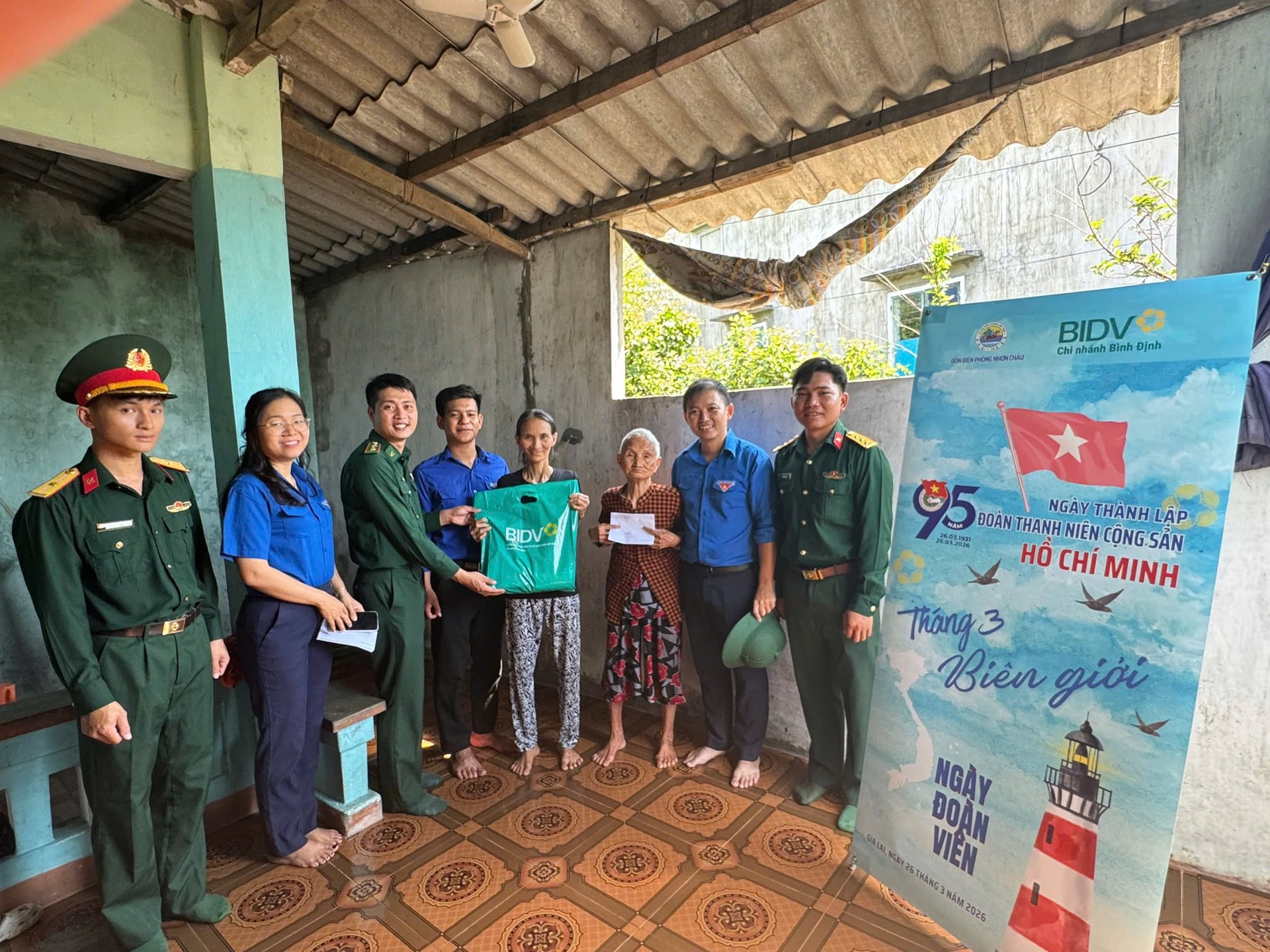 Chi nhánh Bình Định tổ chức nấu “Bữa cơm đoàn viên” và trao tặng quà tới các hộ gia đình có hoàn cảnh khó khăn trên địa bàn 3