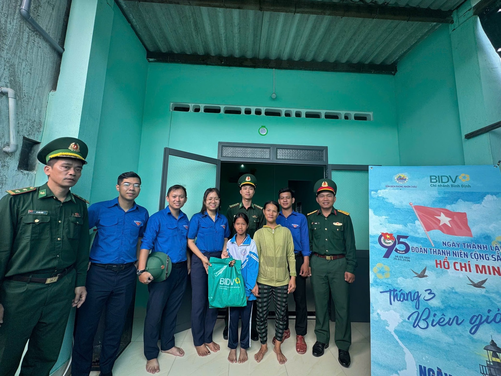 Chi nhánh Bình Định tổ chức nấu “Bữa cơm đoàn viên” và trao tặng quà tới các hộ gia đình có hoàn cảnh khó khăn trên địa bàn 5