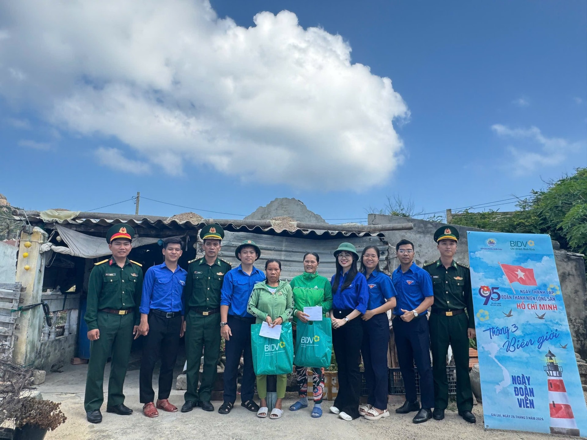 Chi nhánh Bình Định tổ chức nấu “Bữa cơm đoàn viên” và trao tặng quà tới các hộ gia đình có hoàn cảnh khó khăn trên địa bàn