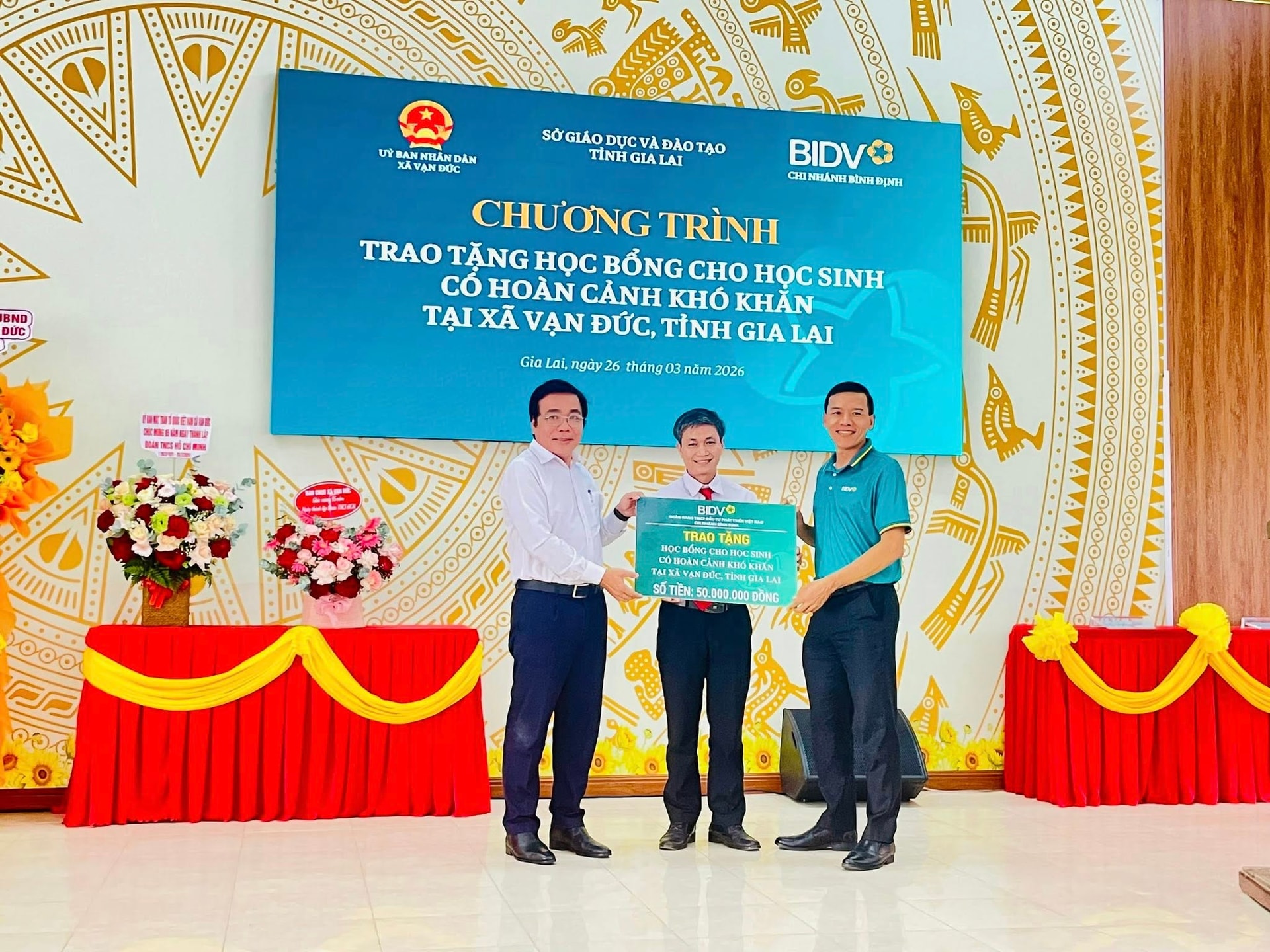 Chi nhánh Bình Định trao học bổng tới các em học sinh có thành tích học tập xuất sắc tại xã Vạn Đức. 2