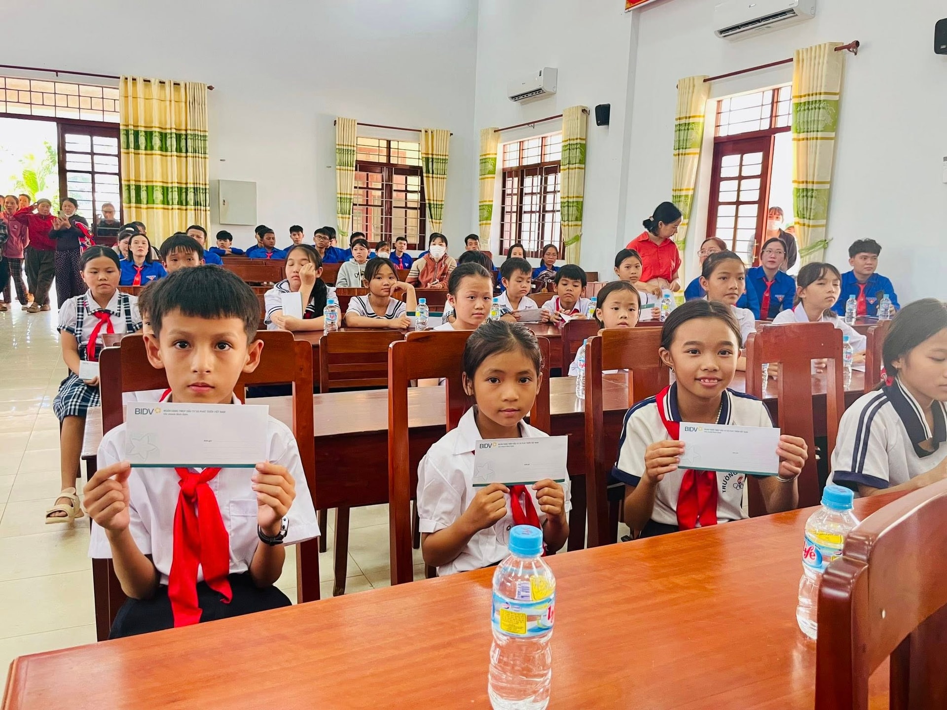 Chi nhánh Bình Định trao học bổng tới các em học sinh có thành tích học tập xuất sắc tại xã Vạn Đức.