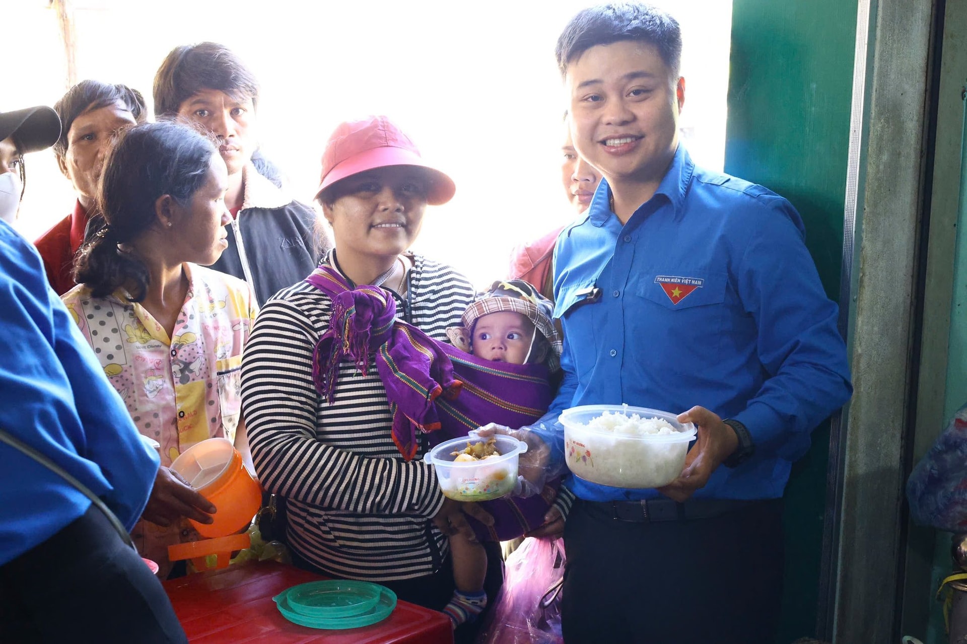 Chi nhánh Nam Gia Lai tổ chức dâng hương tại Bảo tàng Ho Chí Minh và trao tặng 300 suất cơm đến các bệnh nhi tại Bệnh viện Nhi tỉnh Gia Lai. 4