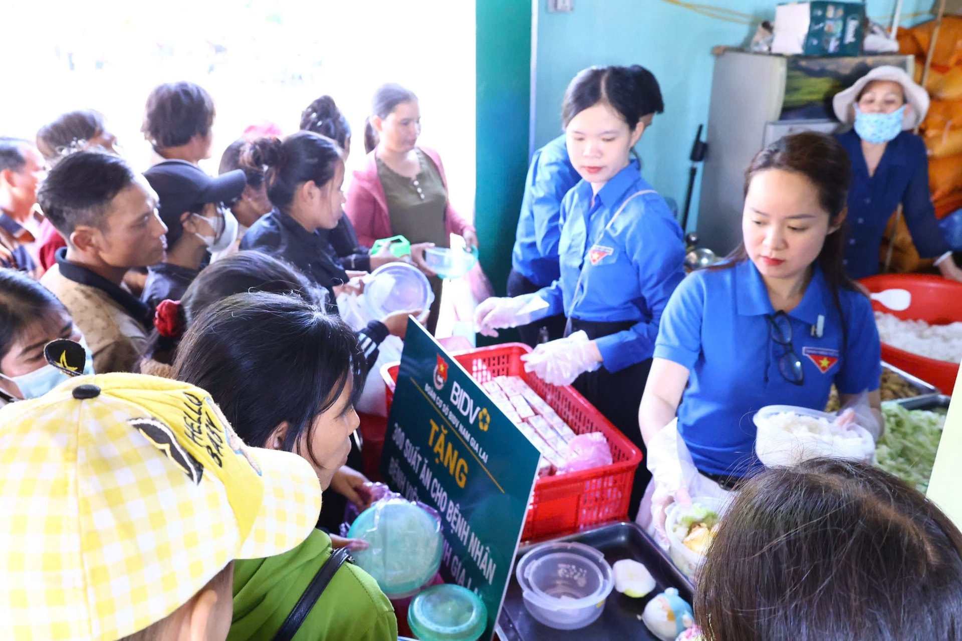 Chi nhánh Nam Gia Lai tổ chức dâng hương tại Bảo tàng Ho Chí Minh và trao tặng 300 suất cơm đến các bệnh nhi tại Bệnh viện Nhi tỉnh Gia Lai. 5