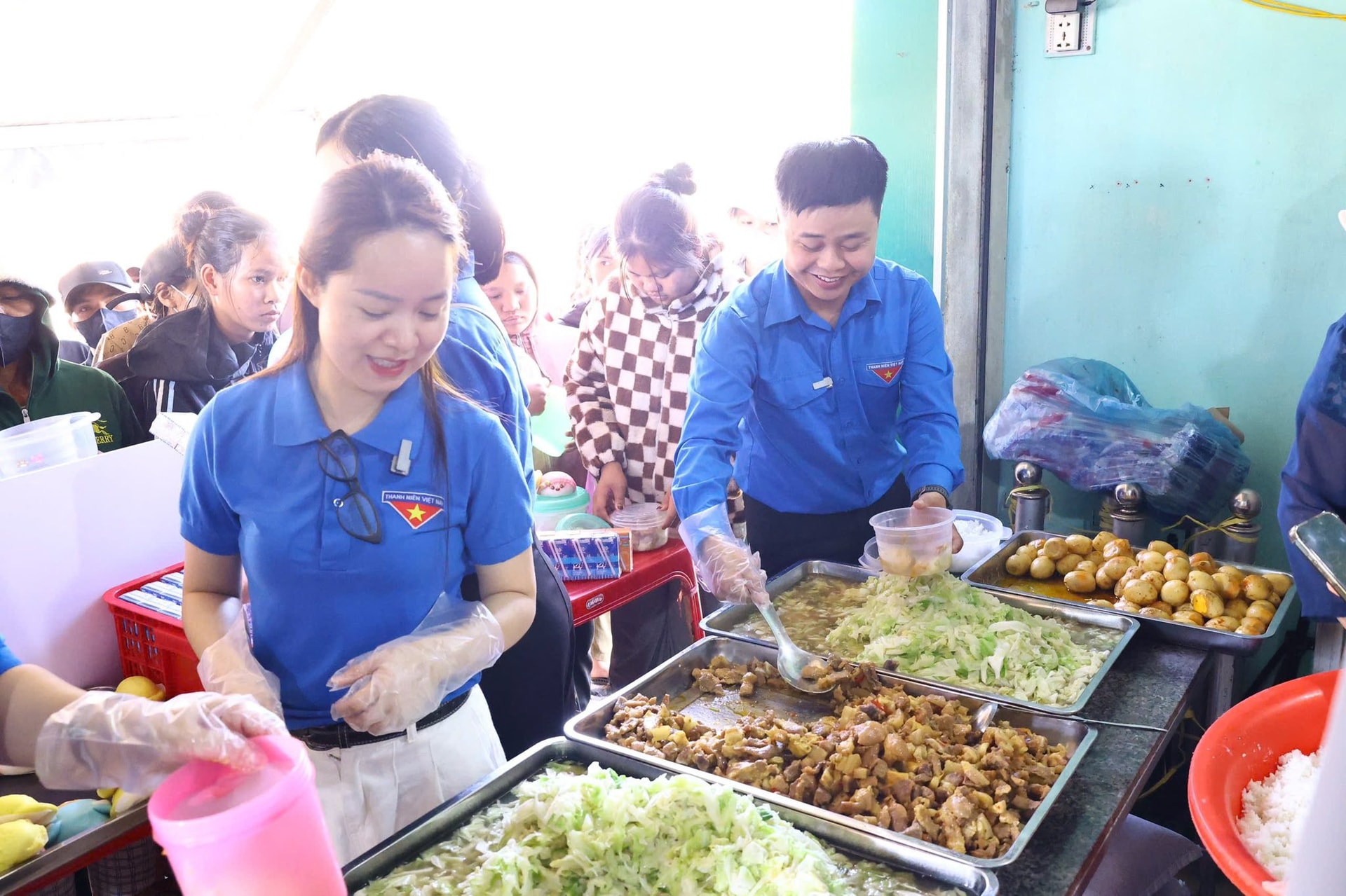 Chi nhánh Nam Gia Lai tổ chức dâng hương tại Bảo tàng Ho Chí Minh và trao tặng 300 suất cơm đến các bệnh nhi tại Bệnh viện Nhi tỉnh Gia Lai. 6