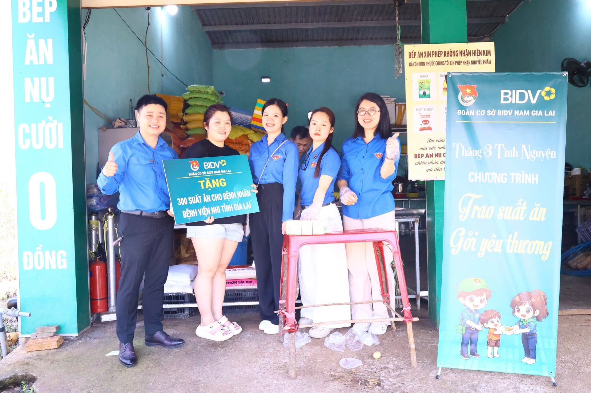 Chi nhánh Nam Gia Lai tổ chức dâng hương tại Bảo tàng Ho Chí Minh và trao tặng 300 suất cơm đến các bệnh nhi tại Bệnh viện Nhi tỉnh Gia Lai. 8