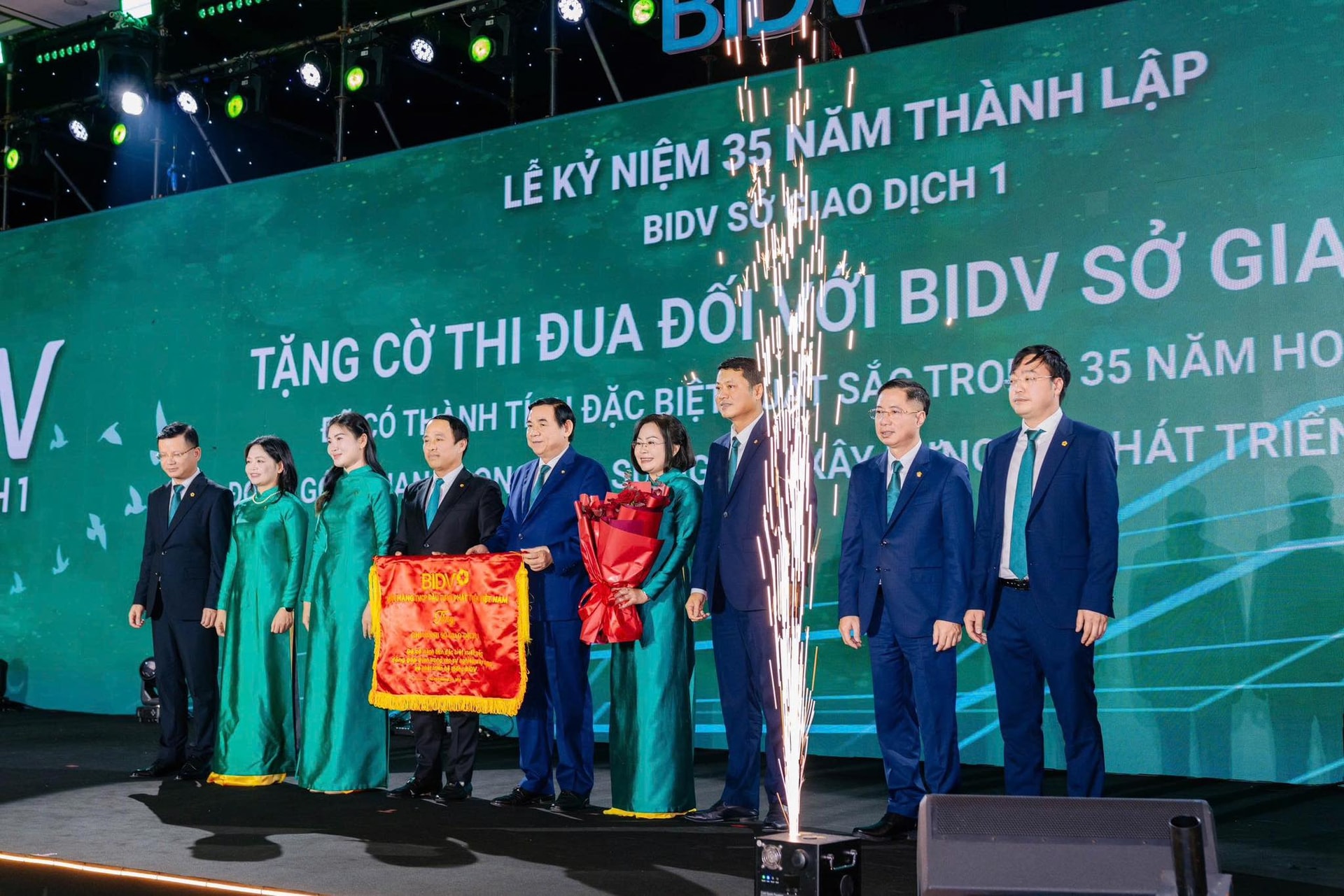 Chi nhánh Sở Giao dịch 1 tổ chức Lễ kỷ niệm 35 năm thành lập chi nhánh 33