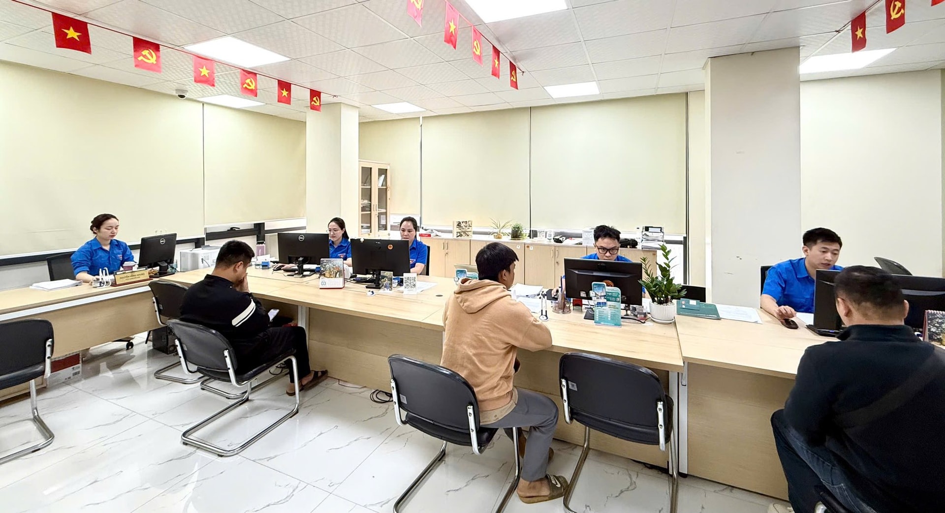 Chi nhánh Sơn La lan tỏa sắc xanh - tinh thần thanh niên trong quá trình giao dịch, phục vụ khách hàng tại quầy 2