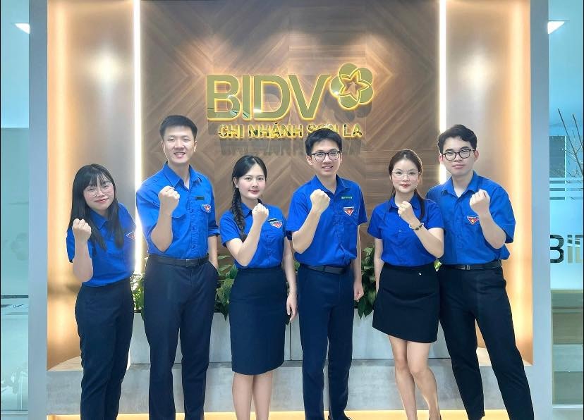 Chi nhánh Sơn La lan tỏa sắc xanh - tinh thần thanh niên trong quá trình giao dịch, phục vụ khách hàng tại quầy