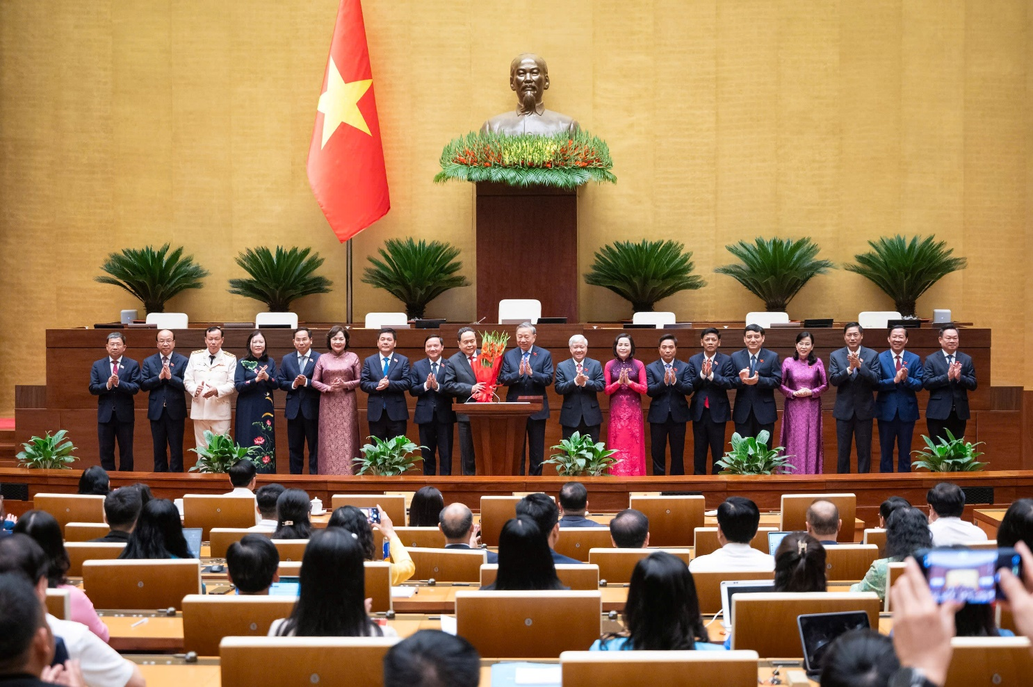 6.4 2 Đồng chí Nguyễn Thị Hồng được bầu giữ chức vụ Phó Chủ tịch Quốc hội Khóa XVI