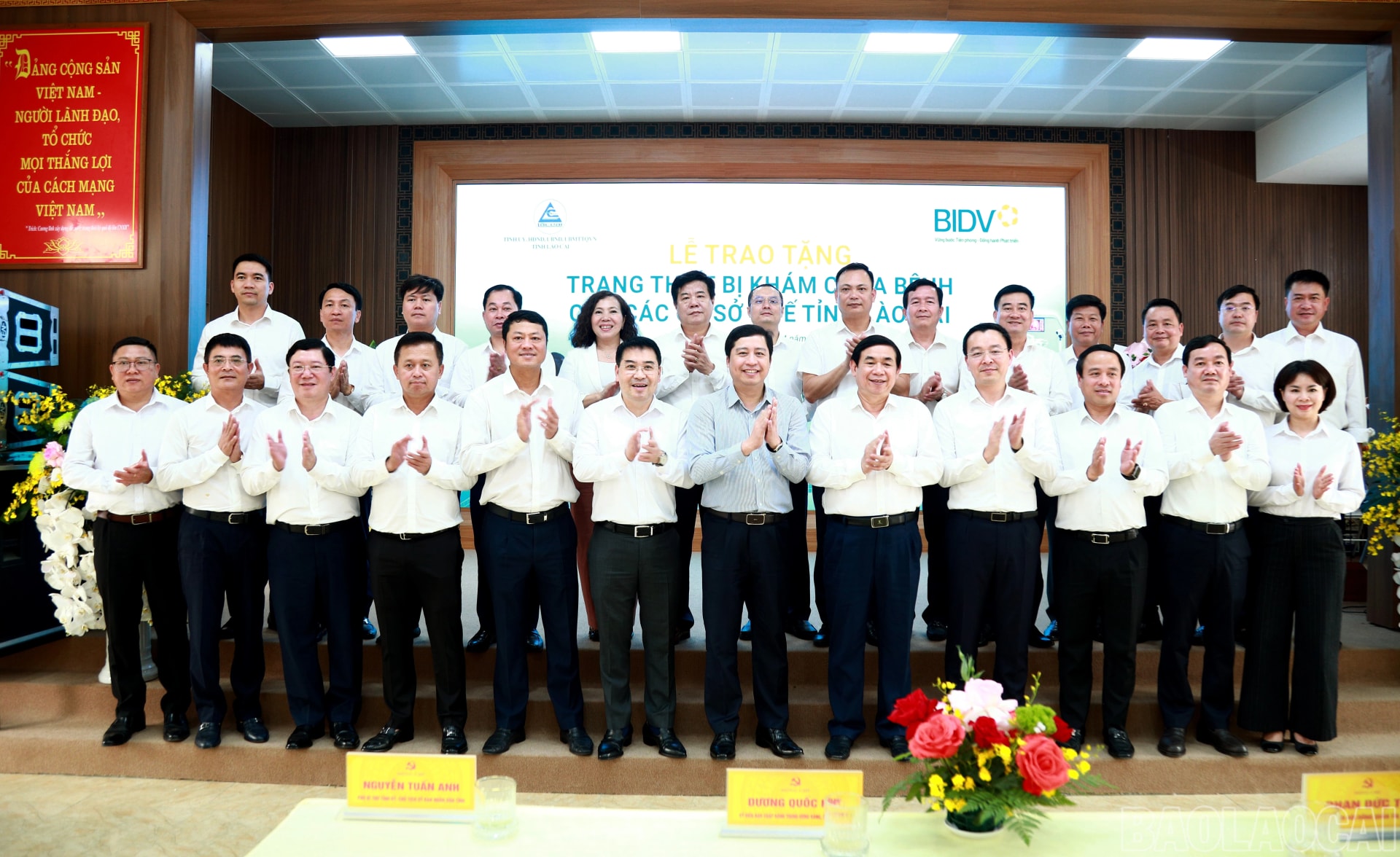 Đoàn công tác chụp ảnh lưu niệm. baolaocai-br_7j5a1407.jpg