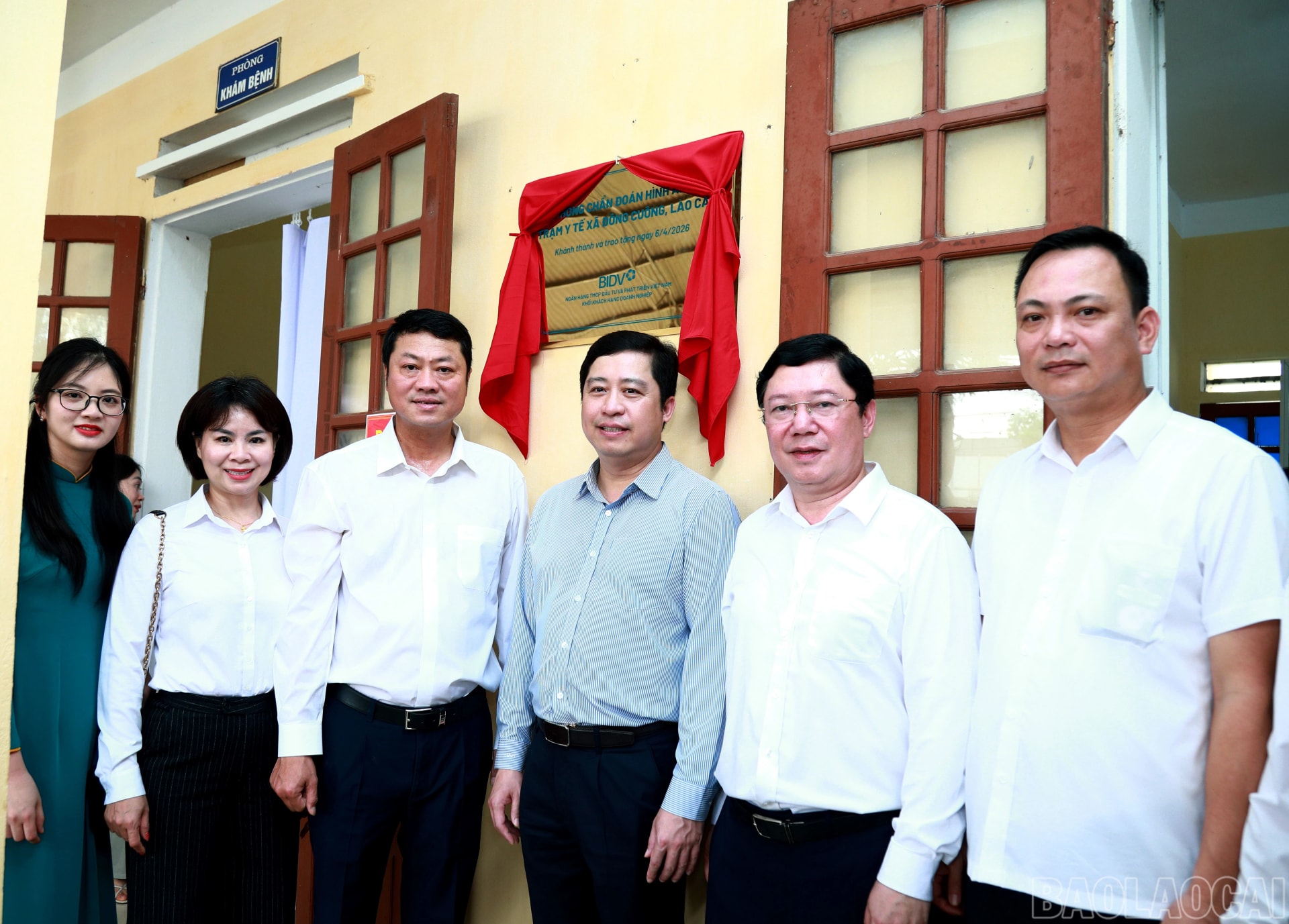 Bí thư Tỉnh ủy Dương Quốc Huy và lãnh đạo BIDV trao và gắn biển phòng khám bệnh tại Trạm Y tế xã Đông Cuông. baolaocai-br_7j5a1274.jpg