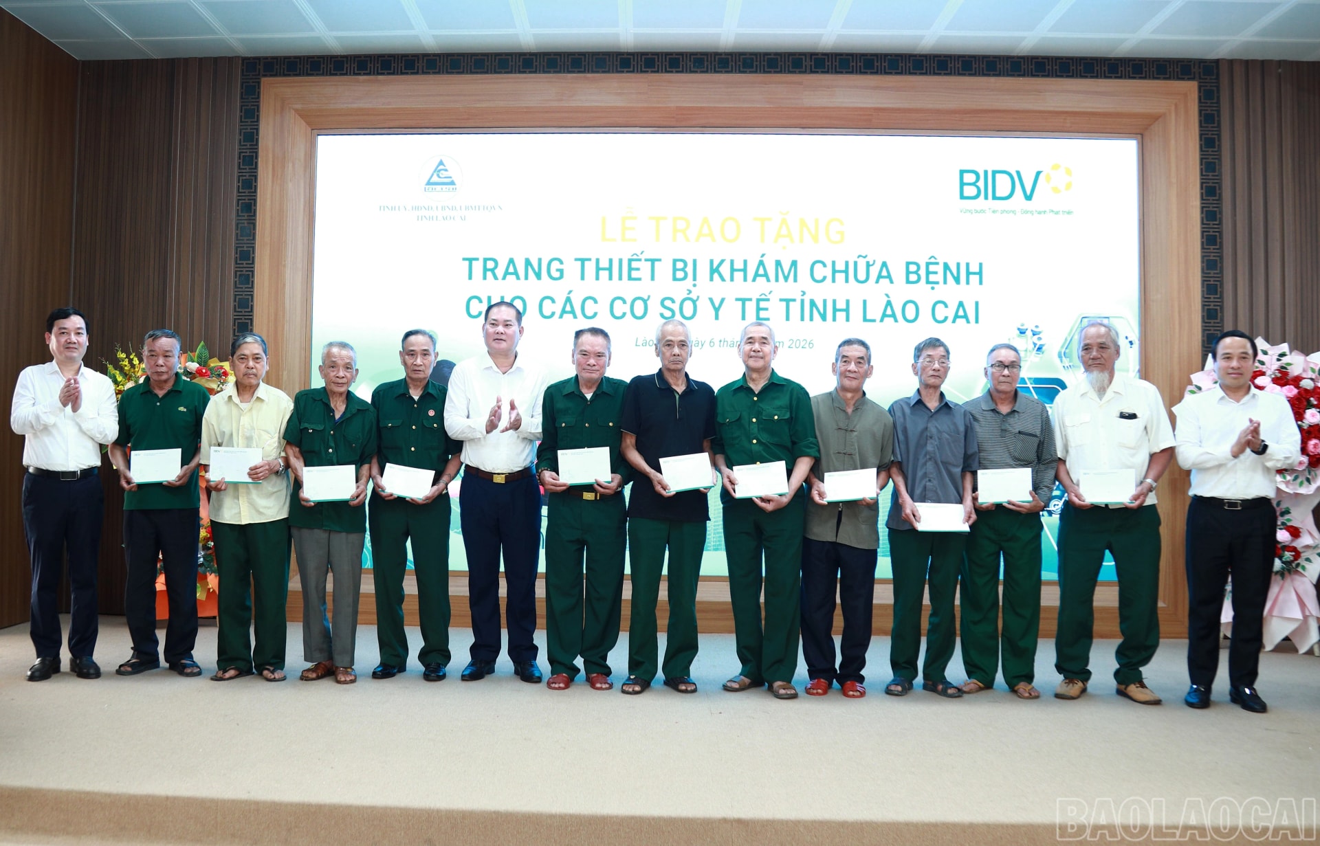 Đại diện BIDV tặng quà các đối tượng chính sách và các gia đình khó khăn tại địa bàn xã Đông Cuông. baolaocai-br_7j5a1367.jpg