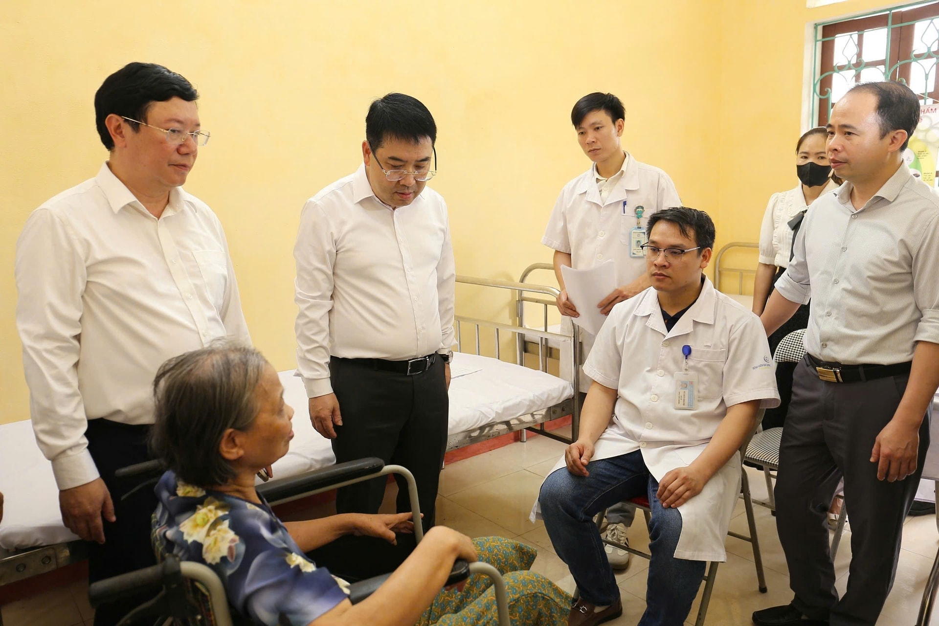 Các bệnh nhân cao tuổi được chăm sóc tận tình