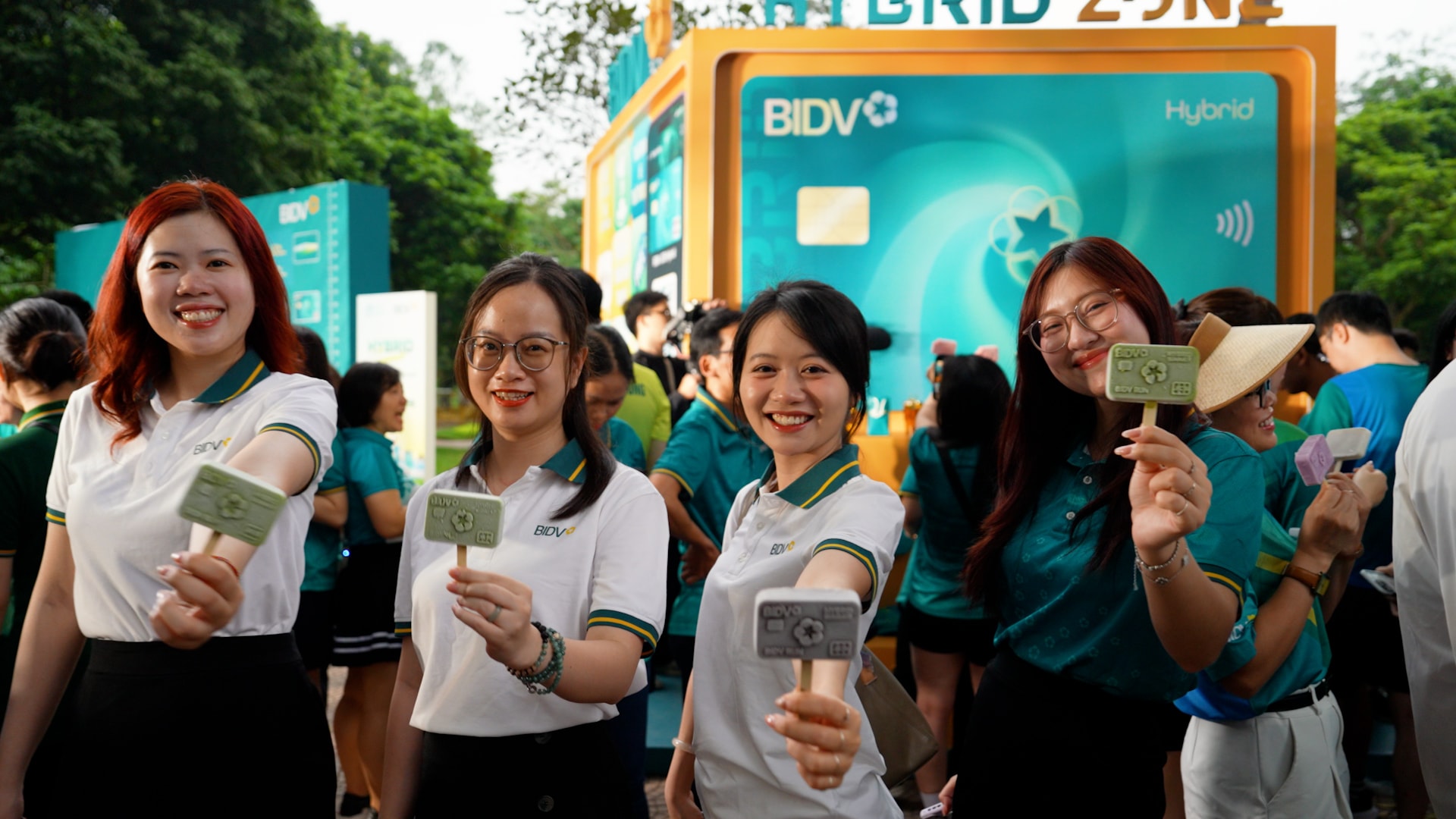 Coffee JCB Hybrid.00_02_27_28.Still004