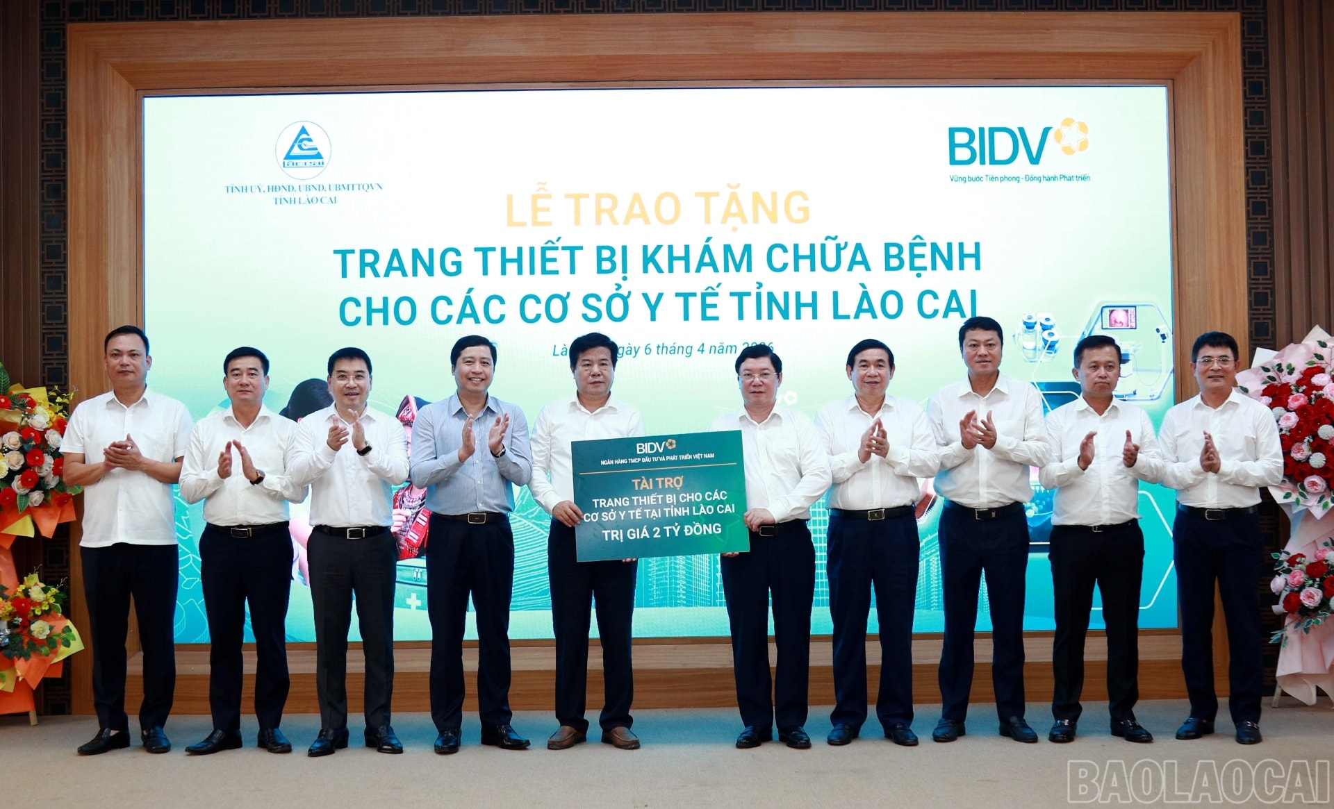 Đại diện BIDV trao biển tượng trưng về tài trợ thiết bị y tế cho các cơ sở y tế trên địa bàn tỉnh Lào Cai