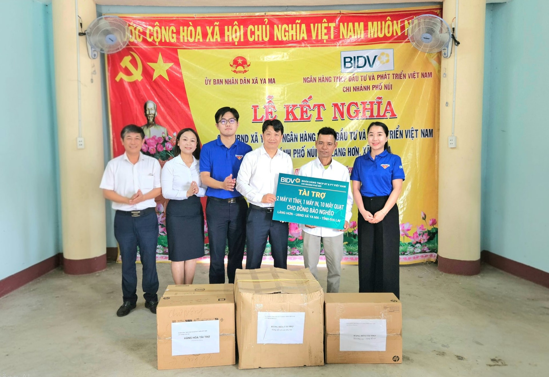 BIDV Phố Núi tổ chức lễ kết nghĩa với làng Hơn, xã Ya Ma, tỉnh Gia Lai, trao tặng nhu yếu phẩm tới người dân có hoàn cảnh khó khăn trên địa bàn. 2