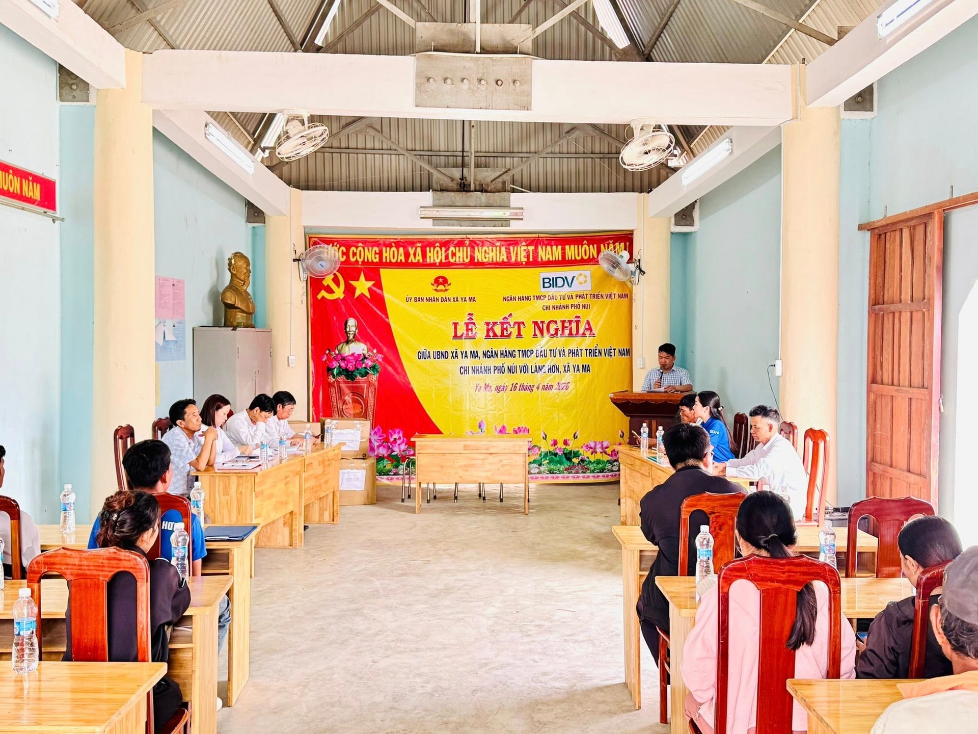 BIDV Phố Núi tổ chức lễ kết nghĩa với làng Hơn, xã Ya Ma, tỉnh Gia Lai, trao tặng nhu yếu phẩm tới người dân có hoàn cảnh khó khăn trên địa bàn. 3