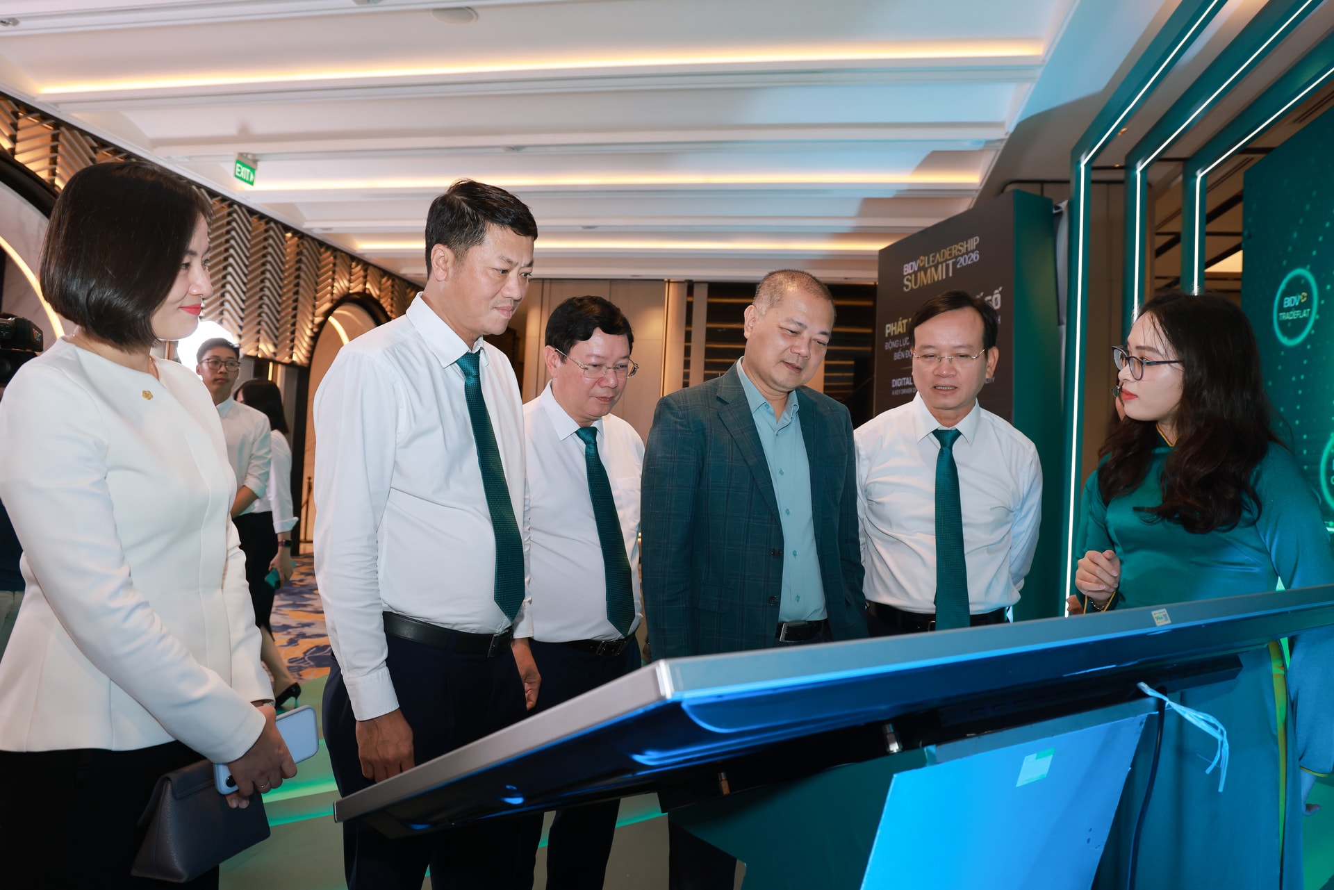 Đại biểu tham gia trải nghiệm hệ sinh thái số của BIDV tại Hội thảo