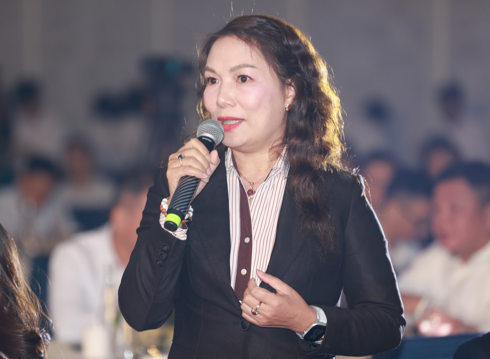 Đại diện doanh nghiệp tham gia Hội thảo đặt câu hỏi với các diễn giả tại phiên tọa đàm