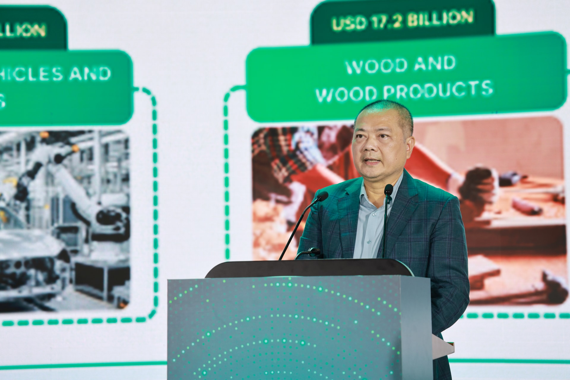 Diễn giả Nguyễn Anh Sơn trình bày tại Hội thảo