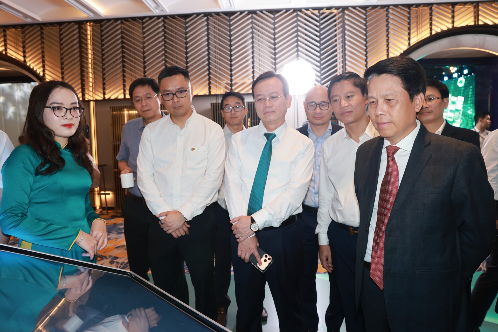 Phó Thống đốc NHNN Phạm Anh Dũng trải nghiệm dịch vụ ngân hàng số cho khách hàng doanh nghiệp tại khu vực triển lãm của Hội thảo 