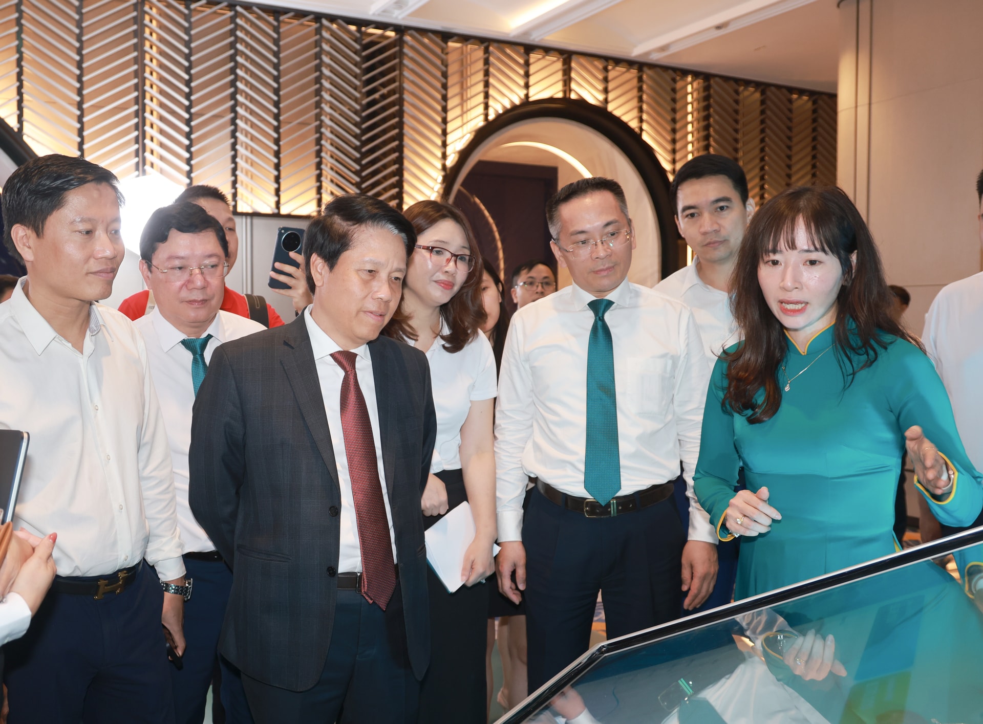 Phó Thống đốc NHNN Phạm Anh Dũng trải nghiệm dịch vụ ngân hàng số cho khách hàng doanh nghiệp tại khu vực triển lãm của Hội thảo