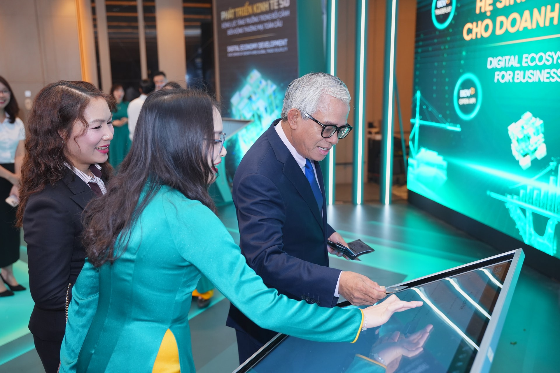 Thứ trưởng Bộ Ngoại giao Phạm Quang Vinh, nguyên Đại sứ Việt Nam tại Hoa Kỳ trải nghiệm hệ sinh thái số của BIDV tại khu vực triển lãm