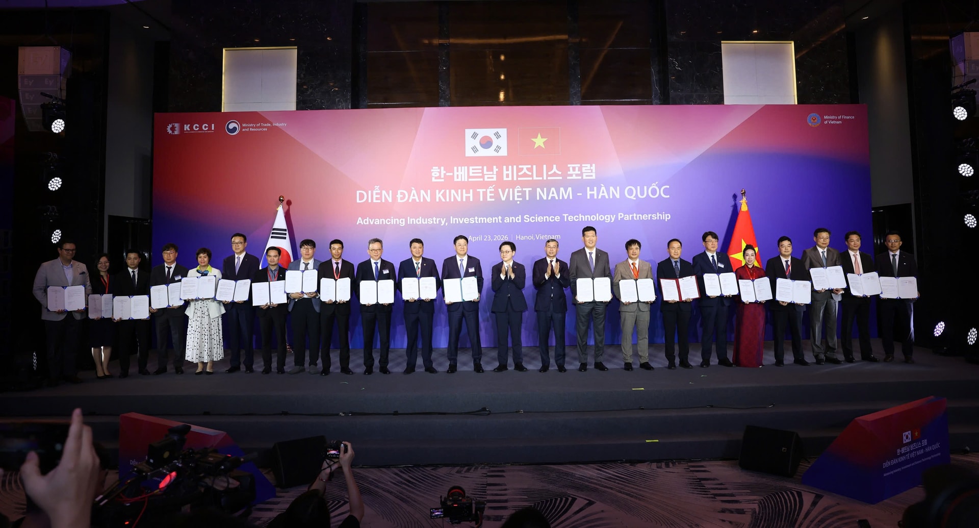 Các doanh nghiệp trao đổi MOUU trong khuôn khổ Diễn đàn Kinh tế Việt Nam - Hàn Quốc