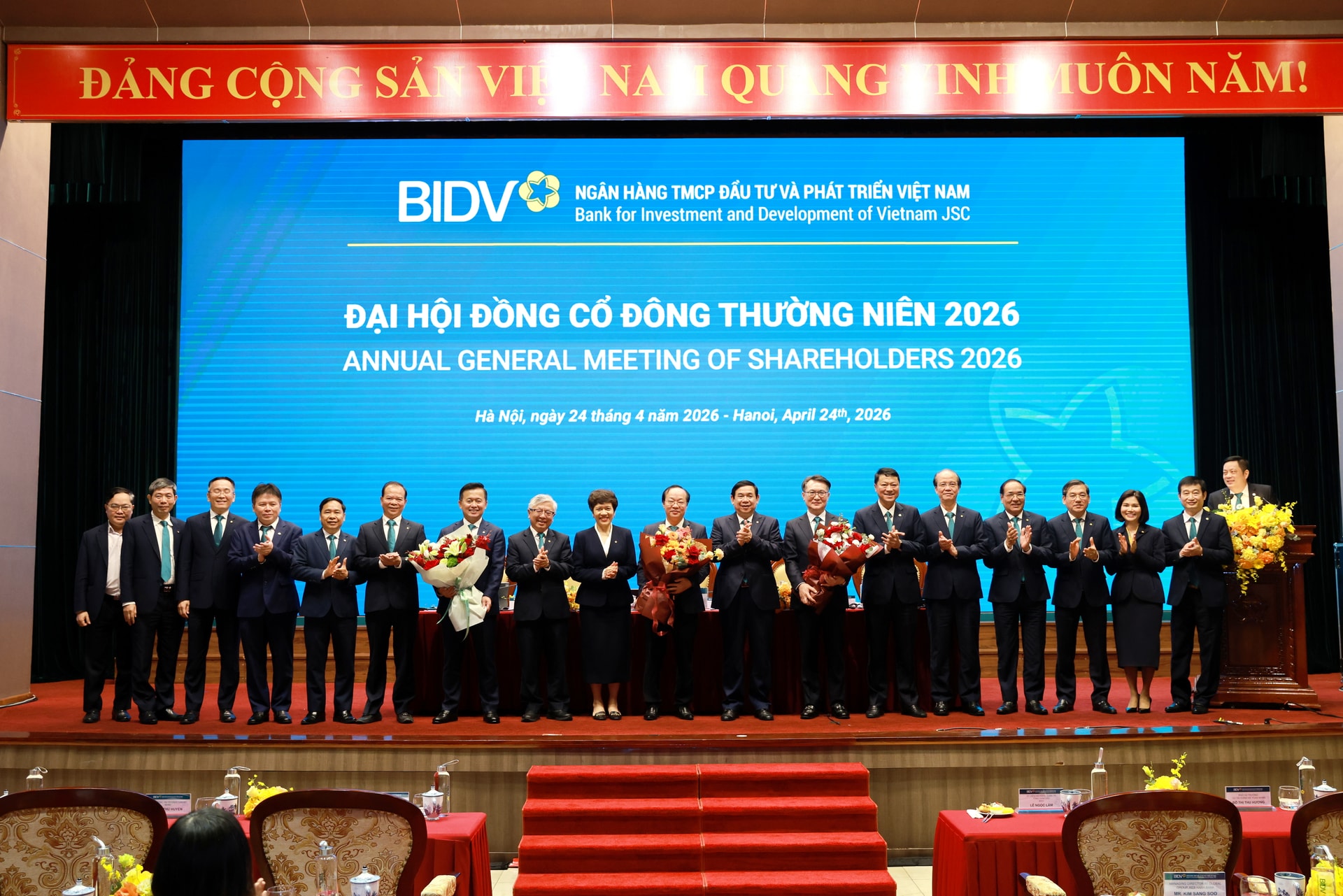 Hội đồng quản trị, Ban Kiểm soát BIDV nhiệm kỳ 2022 - 2027 tặng hoa chúc mừng các thành viên mới