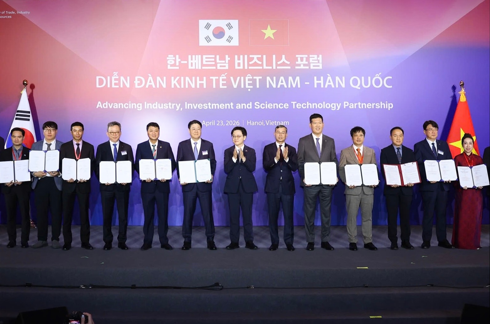 Tổng giám đốc BIDV Lê Ngọc Lâm trao MOU tại Diễn đàn Kinh tế Việt Nam - Hàn Quốc