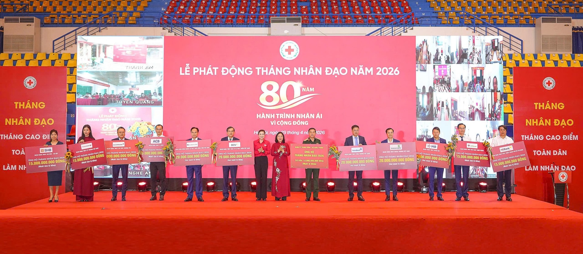 Tại lễ phát động Tháng Nhân đạo, UV HĐQT BIDV Đặng Văn Tuyên trao biển tượng trưng ủng hộ 20 tỷ đồng