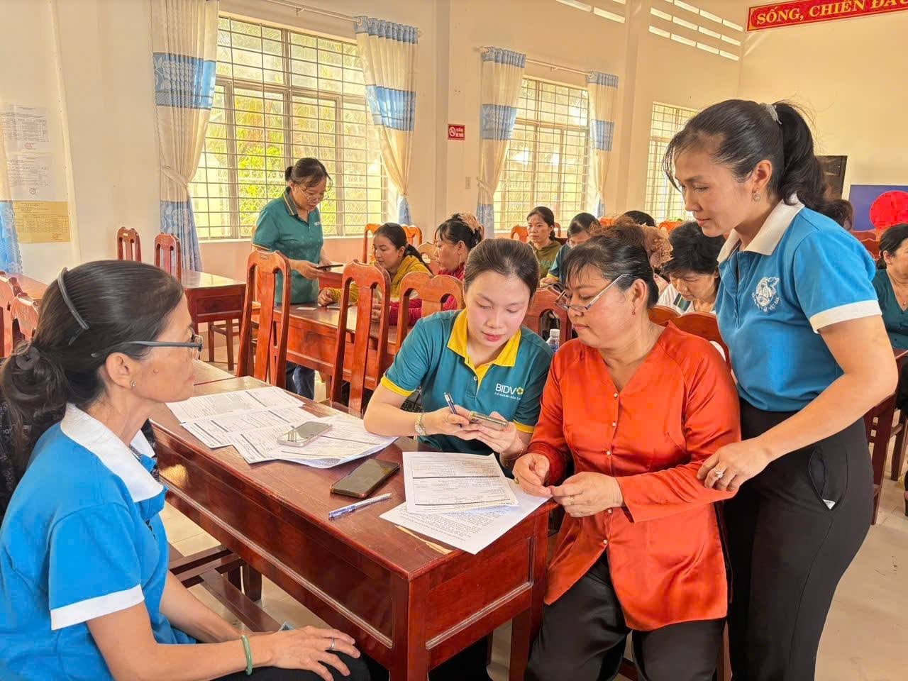 BIDV Bến Tre trực tiếp hướng dẫn người dân thực hiện mô hình Gia đình số