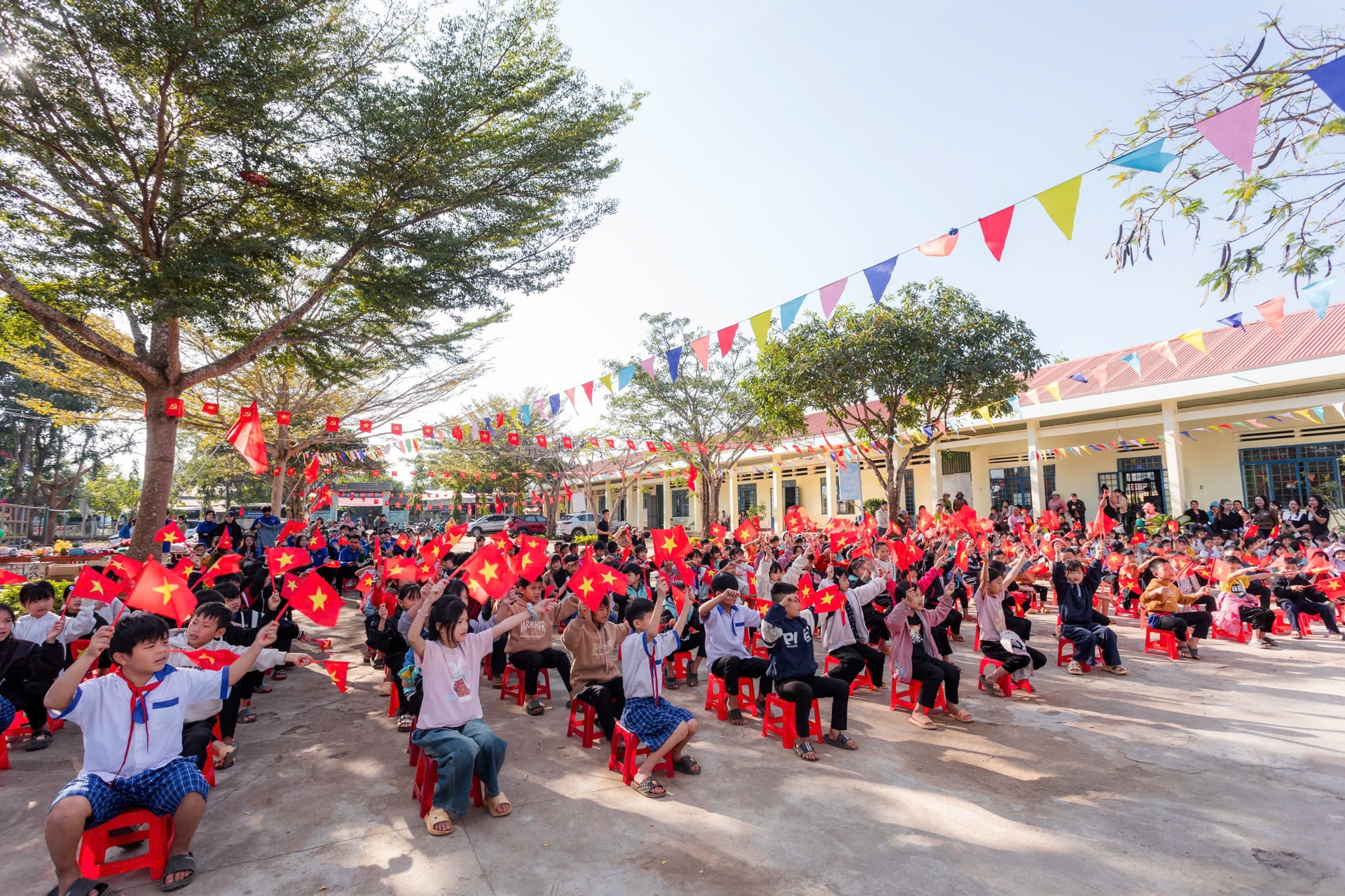 Các cháu vẫy cờ