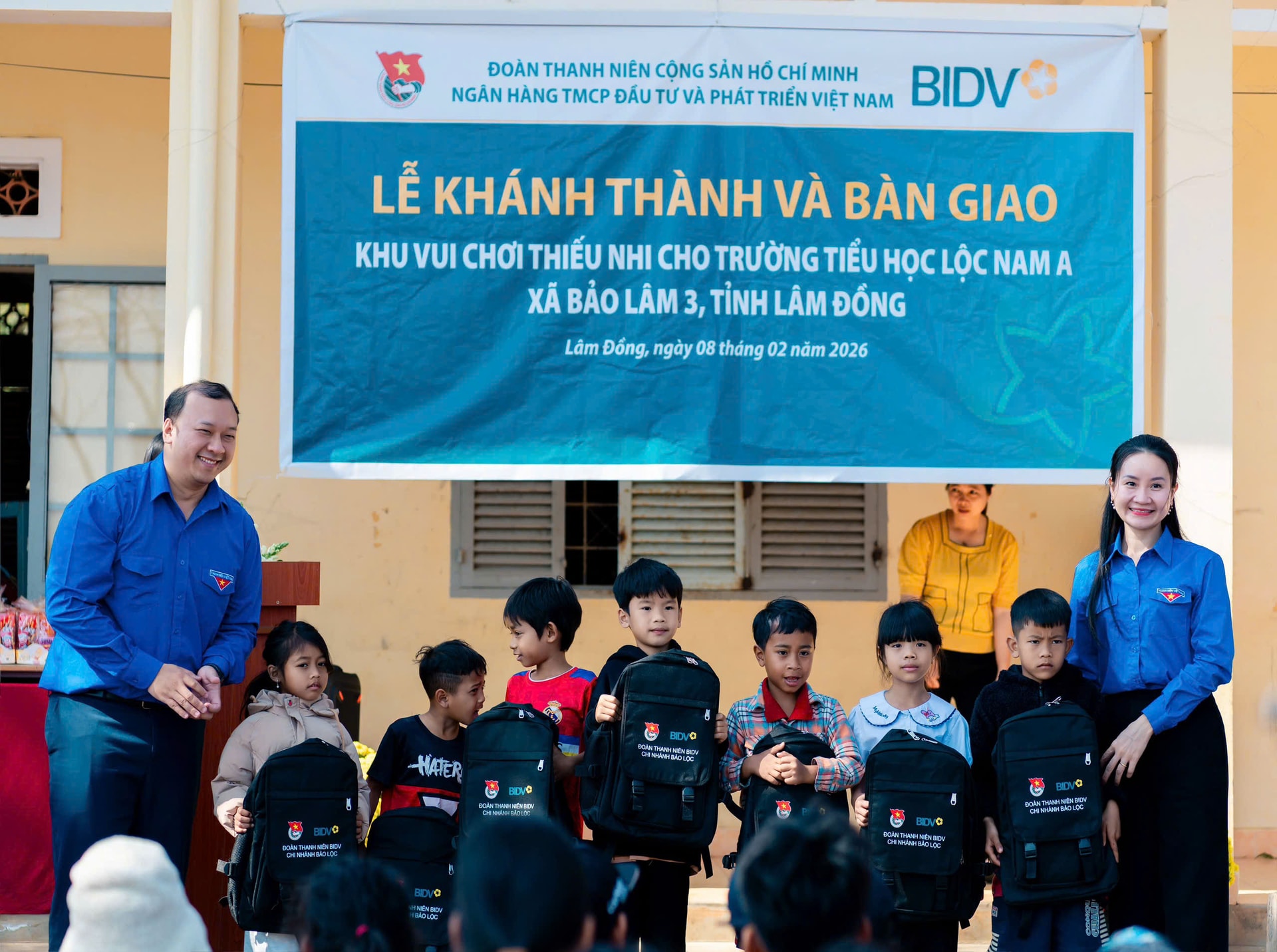 Đoàn BIDV trao quà ASXH cho các em nhỏ tại tỉnh Lâm Đồng