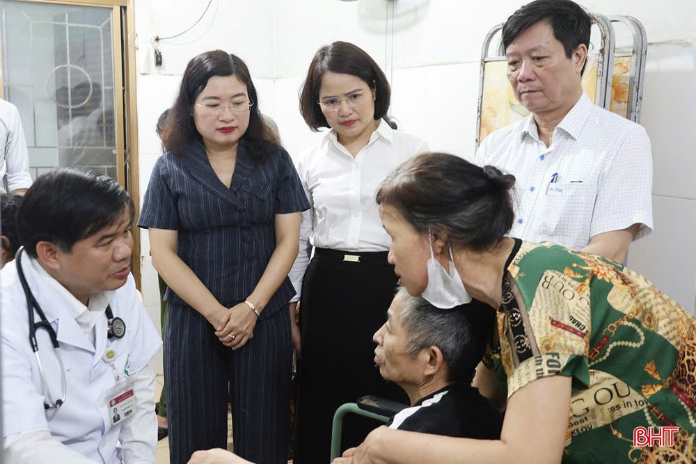 Người dân được các y bác sĩ Bệnh viện Bạch Mai khám sức khỏe, cấp phát thuốc miễn phí.