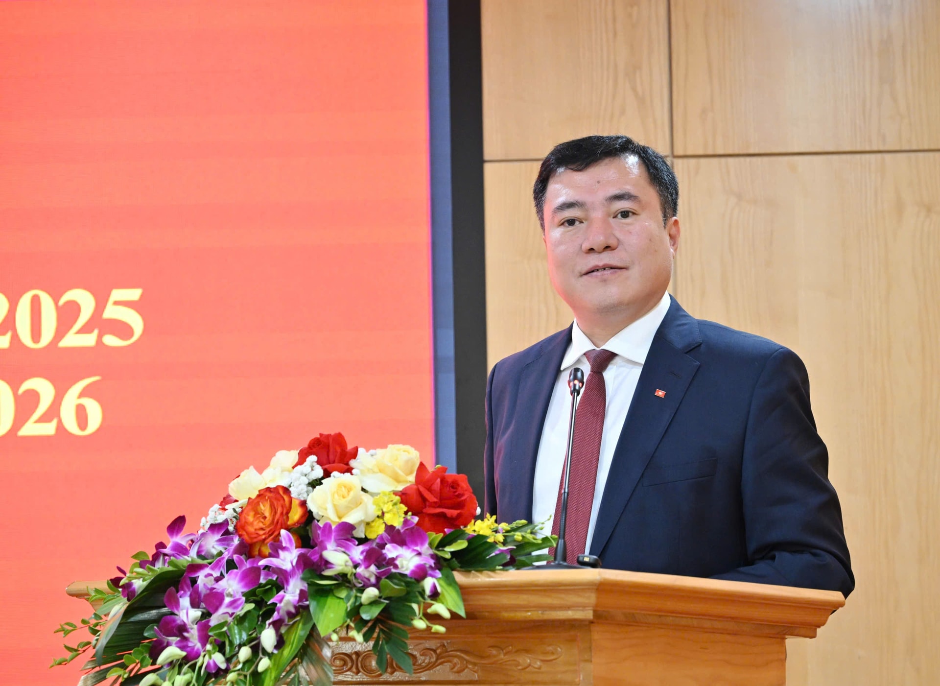 Thứ trưởng Công thương Nguyễn Sinh Nhật Tân.