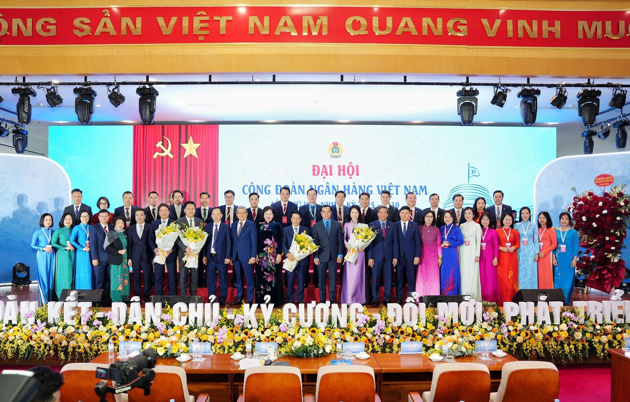 - Công đoàn Ngân hàng Việt Nam không ngừng đổi mới, sáng tạo, nâng cao năng lực, phát huy vai trò đại diện, bảo vệ quyền, lợi ích hợp pháp, chính đáng của người lao động; tích cực tham gia xây dựng, phát triển ngành Ngân hàng Việt Nam hiện đại, an toàn, hiệu quả, hội nhập và bền vững. - Công đoàn Ngân hàng Việt Nam không ngừng đổi mới, sáng tạo, nâng cao năng lực, phát huy vai trò đại diện, bảo vệ quyền, lợi ích hợp pháp, chính đáng của người lao động; tích cực tham gia xây dựng, phát triển ngành Ngân hàng Việt Nam hiện đại, an toàn, hiệu quả, hội nhập và bền vững.