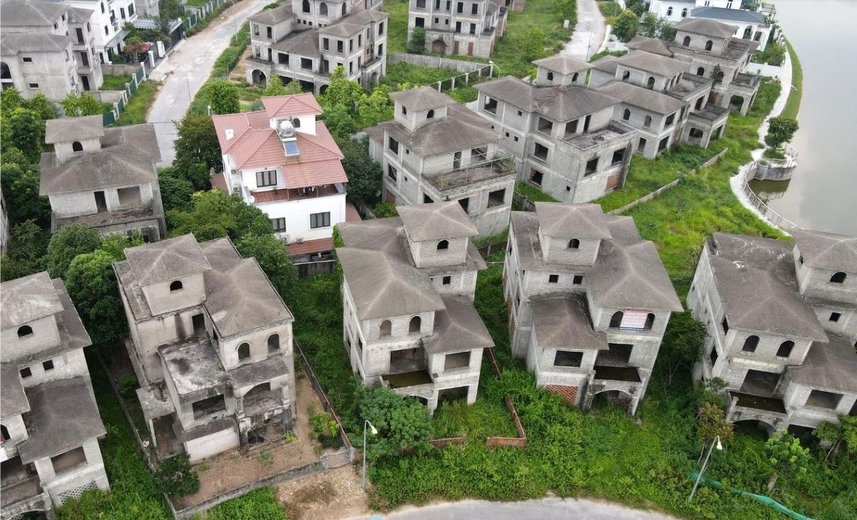 Hàng loạt biệt thự bỏ hoang trong khi người dân khó mua nhà