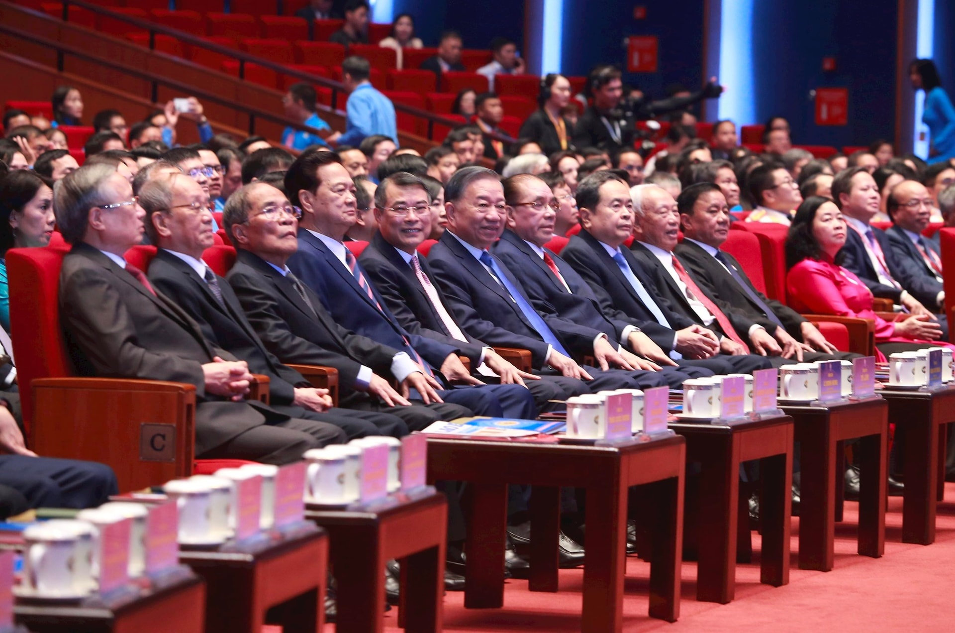 Tổng Bí thư, Chủ tịch nước Tô Lâm cùng các đồng chí lãnh đạo Đảng, Nhà nước, nguyên lãnh đạo Đảng, nhà nước dự Đại hội. Tổng Bí thư, Chủ tịch nước Tô Lâm cùng các đồng chí lãnh đạo Đảng, Nhà nước, nguyên lãnh đạo Đảng, nhà nước dự Đại hội.
